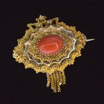 Gouden broche met bloed koraal