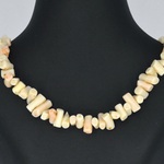 Ketting met roos-witte koraal edelstenen