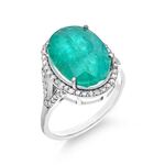 Ring met een grote ovaal geslepen groene smaragd en natuurlijke diaman