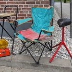 Partij stoelen en lamp