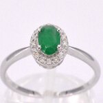 Witgouden entourage ring met diamanten en smaragd