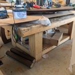 Houten werkbank met inhoud