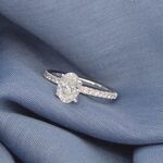 Witgouden solitair ring met 1.00 carat ovaal geslepen diamant en Brilj
