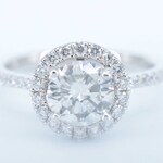 Witgouden entourage ring met centrale diamant van 0.90 carat