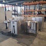 Ca. 200x Dienbladen, 3x dienbladwagens, bordenwarmer en melkdispencer