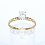 Gouden solitaire ring met een ovaal geslepen diamant in witgouden zett