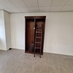Hoge boekenkast met trap