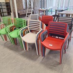 Ca. 35x Kunststof terrasstoelen