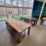 2x Buitentafel met gekleurde kunststof stoel