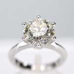 Witgouden ring met een grote briljant geslepen diamant van 5.06 carat