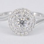 Witgouden entourage slagring met diamanten