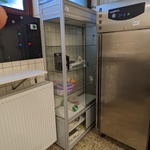 Vitrinekast met inhoud