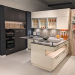 Showroom keuken opstelling met kastenwand Dankuchen Design