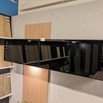 Wandmeubel met glazen deuren en verlichting hout/metaal