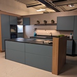 Showroom keuken met kookeiland, blauw