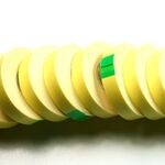 Ca. 560x Etiket sluitzegels rol en foam tape – 1mm dik
