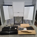 3x Rubberen mat, 2x verrijdbaar whiteboard en 1x display