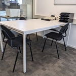 Vergadertafel met 3x stoel en whiteboard