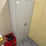 2-deurskast, tafel en 3 klapstoelen