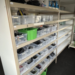 Magazijnbakken met inhoud