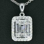 Witgouden hanger met diamanten en emerald shape in het midden , excl.