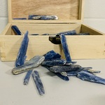 Houten kistje met ruwe Kyaniet, blauw