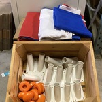 Partij vlagenhouders en diverse vlaggen