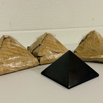 4x Shungiet piramides, zwart