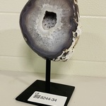 Agaat gepolijste geode op standaard, rood/blauw/wit