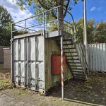 Stalen oefencontainer met bordestrap en leuning