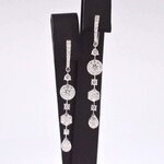 Witgouden oorhangers met briljant geslepen diamanten