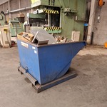 Heftruck kiepbak met partij oud ijzer