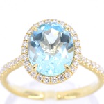 Gouden entourage ring met ovaal geslepen topaas