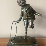 Chiparus – ‘Jongen speelt met hoepel’ – Brons