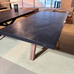 Eettafel, zwart hardhout, houten onderstel