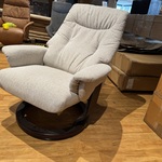 Relaxfauteuil. Beige stof, manueel verstelbaar, zwarte poot