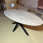 Eettafel, ovaal, naturel eikenhout, zwart metalen spinpoot