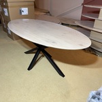 eettafel, ovaal, naturel massief hout, zwart metalen spinpoot