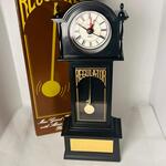 Regulator bureau klok met zwaaiende pendulum