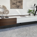 TV-meubel met wit marmeren blad, By Italia, Walnoot / Wit Marmer