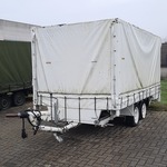 Huifaanhanger met diverse apparatuur