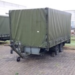 Huifaanhanger met diverse apparatuur