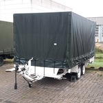 Huifaanhanger met diverse apparatuur