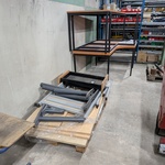 Diverse bureautafels in onderdelen