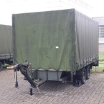 Huifaanhanger met diverse apparatuur