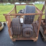 Gitterbox met diverse banden op velg