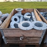 Pallet met o.a. buis met flens