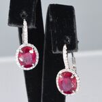 Witgouden entourage oorbellen met diamanten en robijn