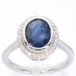 Witgouden entourage ring met diamanten en saffier