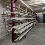 Partij houten glaslatten en afwerkprofielen